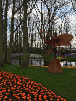 Travel in doi: In jurul Amsterdam-ului -> O zi la Keukenhof, parcul florilor” align=”left” style=”float: left;padding-right:5px;padding-bottom:3px;” />Amsterdam e un oras fascinant, perfect pentru o vacanta in doi (sau cu copiii). Dar o data ajunsi aici, merita sa faceti cateva incursiuni si in afara capitalei, Olanda avind multe de oferit la distanta mica de zona urbana. In weekendul nostru in Amsterdam de la inceputul lui aprilie printre vizite la muzee, plimbari pe si pe langa canalele romantice ale orasului, am infiltrat si 3 incursiuni in zonele rurale olandeze. Prima, de care va povestesc azi: o vizita de jumatate de zi la Keukenhof, unul dintre cele mai mari si mai frumoase parcuri florale din Europa.</p>
<p>De la Amsterdam se ajunge in aproximativ jumatate de ora la Keukenhof, care este situat la marginea orasului Lisse. Poti merge cu masina sau cu autobuzele speciale. In zilele de weekend, la ore de varf, poate este mai bine sa iti cumperi dinainte online bilet, pentru a evita coada de la case. Cele mai populare flori aici sunt lalelele, unul din simbolurile Olandei, anual fiind plantate peste 700 de feluri de lalele. Ele sunt acompaniate de o sumedenie de altfel de flori, narcise, zambile, orhidee si cate si mai cate aparitii colorate, intr-un peisaj care nu poate decat sa te incante.</p>
<p>In total sunt 32 de hectare de flori, aranjamente, gradini inspirationale, expozitii tematice. Te poti plimba pe aleile superb amenajate, printre flori de toate culorile. Poti urca intr-o veche moara de vant, pentru o mai buna panorama asupra parcului. Sau poti rezerva o plimbare cu barca pe canalele de apa adiacente parcului, pe langa campuri pline de flori si copaci umbrosi.</p>
<p>Cei…<a href=