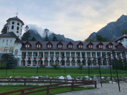 La munte cu copiii: Plimbare prin Busteni la Manastirea Caraiman si Castelul Cantacuzino