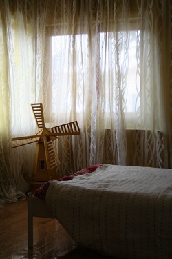 
Sneak peek: The crib - dormitorul mustar-rosu

