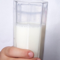 Mirajul consumului de lapte crud poate crea serioase probleme de sanatate